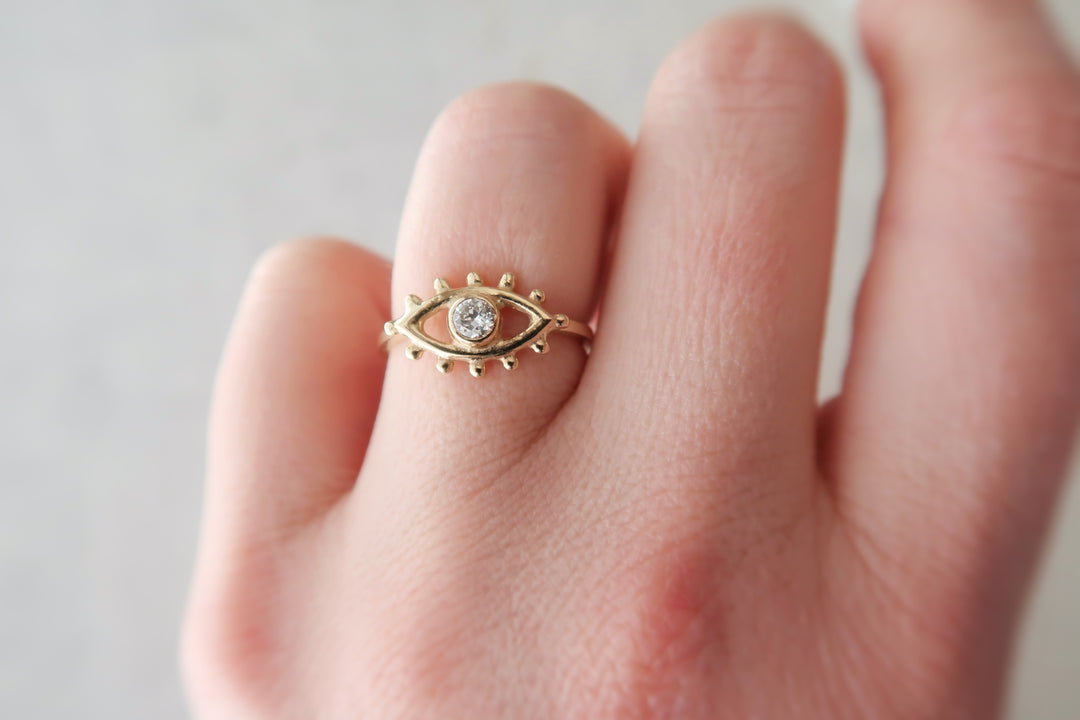 Beholder Ring in Yellow Gold