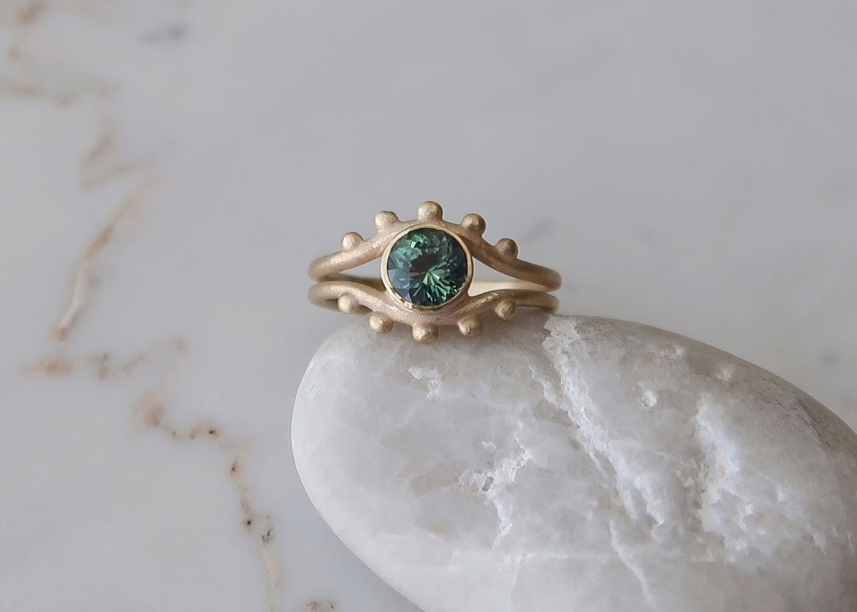 Green Sapphire Split Shank Ring | 14K Yellow Gold